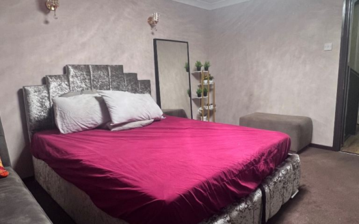 🏡 Ensuite Room Available in CR4 1XU | All Bills Included | Street Parking