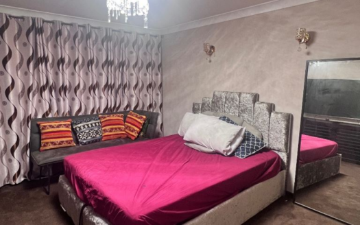 🏡 Ensuite Room Available in CR4 1XU | All Bills Included | Street Parking