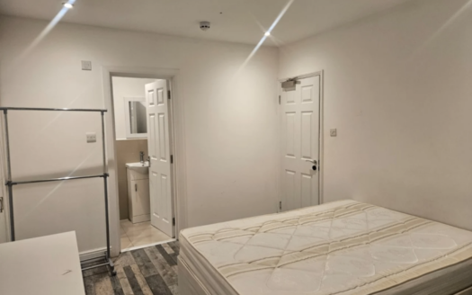 🏡 Ensuite Room Available in SM3 8LJ | All Bills Included | Garden & Parking Options