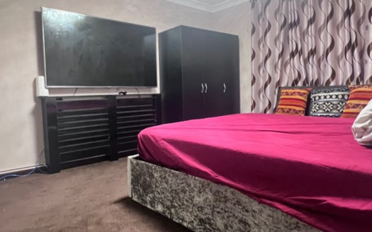 🏡 Ensuite Room Available in CR4 1XU | All Bills Included | Street Parking